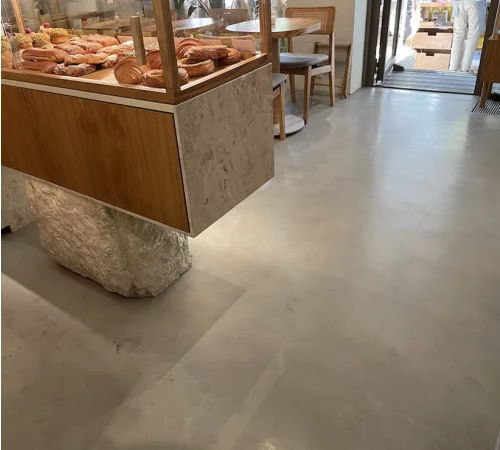Микроцемент на пол в кафе LAYERZ