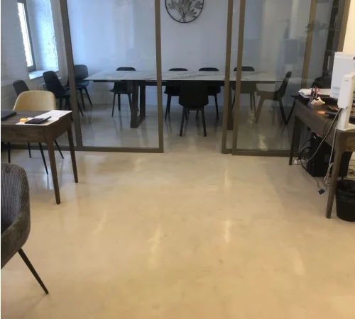 Пол из микроцемента с глянцевым лаком