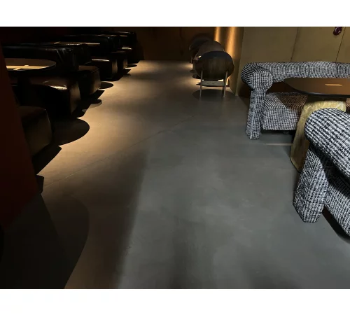 Нанесение микроцемента на стены и полы в лаундж-пространстве премиального отдыха KEIDJ