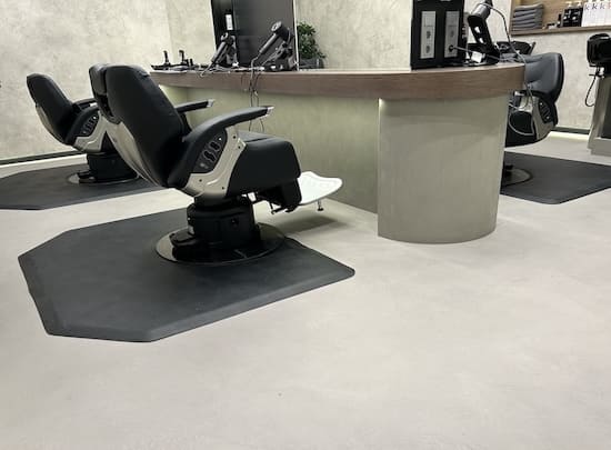 Микроцемент на полу в парикмахерской