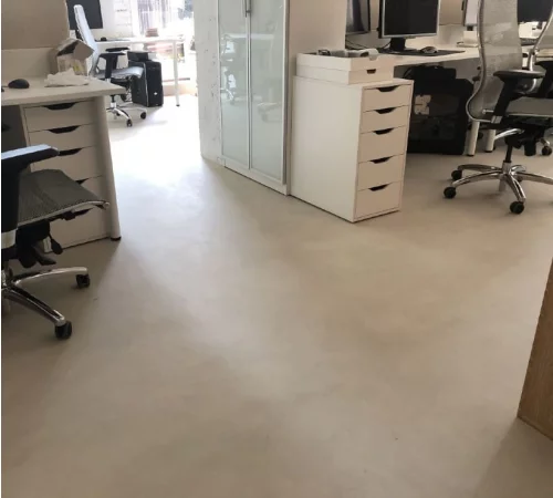 Пол из микроцемента в дизайн бюро Геометрия