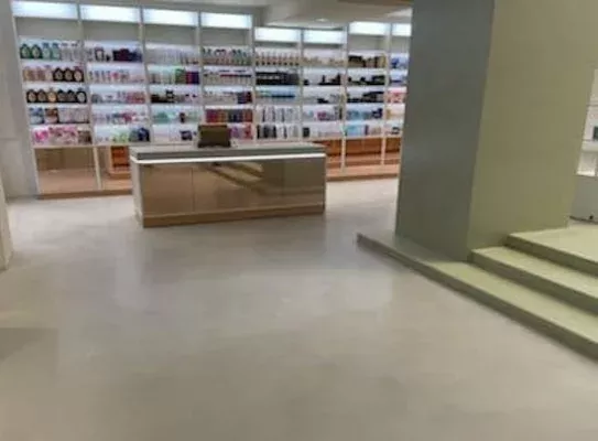 Пол из микроцемента стены из декоративки в магазине парфюмерии Пол из микроцемента стены из декоративки в магазине парфюмерии