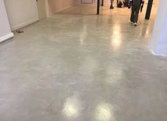 Пол из микроцемента на складе видео-проката Пол из микроцемента на складе видео-проката