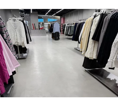 Нанесение микроцемента на стены и полы в магазине CONTE