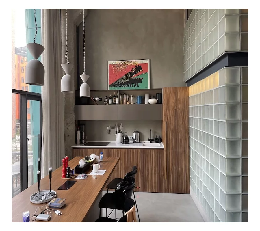 Отделка стен микроцементом