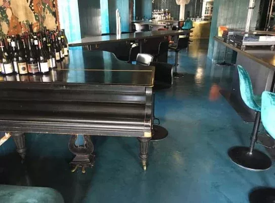 Пол в стиле лофт в ресторане Big Wine Freaks Пол в стиле лофт в ресторане Big Wine Freaks