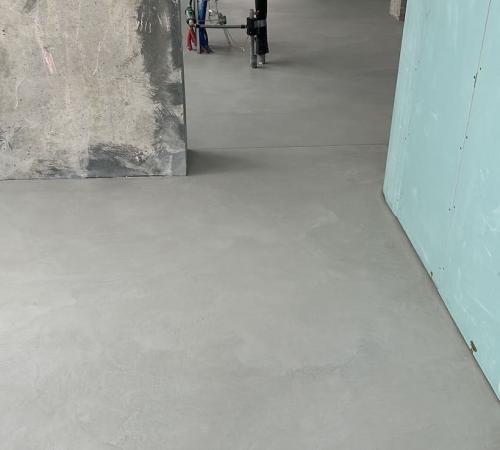 Отделка пола микроцементом в кофейне