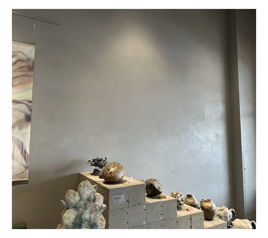 Отделка стен микроцементом