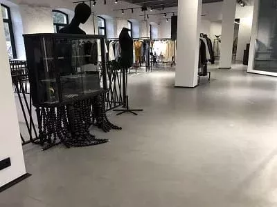 Пол из микроцемента в бутике стильной одежды на ул. Казакова Пол из микроцемента в бутике стильной одежды на ул. Казакова