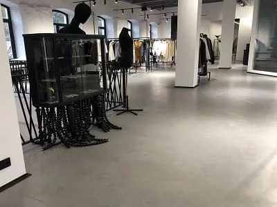 Пол из микроцемента в бутике стильной одежды на ул. Казакова