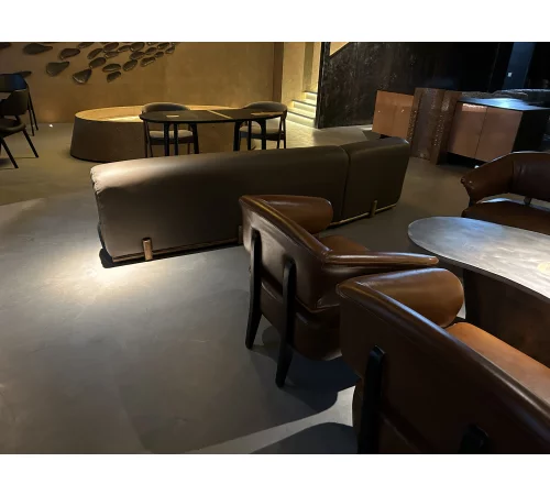 Нанесение микроцемента на стены и полы в лаундж-пространстве премиального отдыха KEIDJ