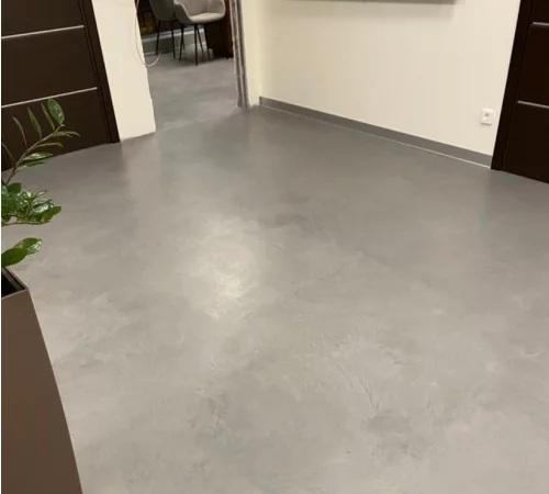 Пол из микробетона в офисе Ваш Чартер
