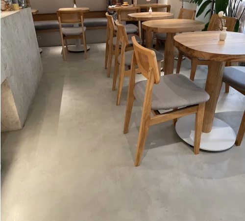 Микроцемент на пол в кафе LAYERZ
