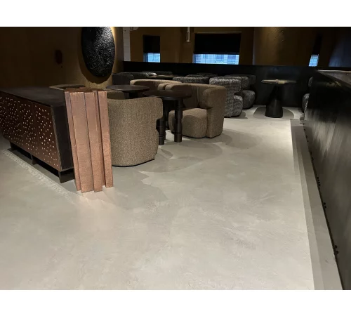 Нанесение микроцемента на стены и полы в лаундж-пространстве премиального отдыха KEIDJ